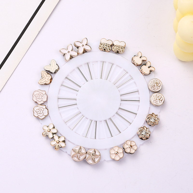 Broš, srcolikog oblika, dijamantima ukrašena, legura, Meiyun, originalni dizajn