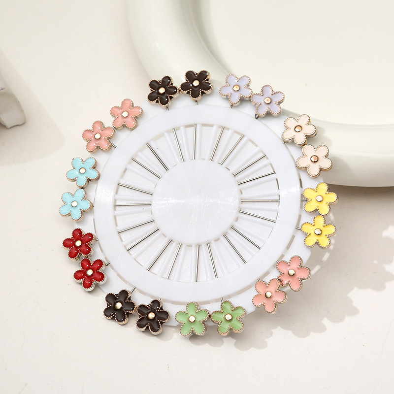 Broš, srcolikog oblika, dijamantima ukrašena, legura, Meiyun, originalni dizajn