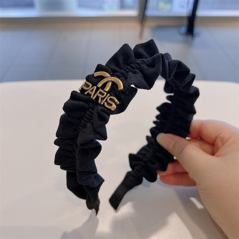 Moters galvos juosta — plisuotas audinys, rankų darbas, platus kraštas, lengvas prabangos stilius, vasara 2024