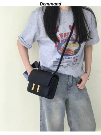 Krosbody soma no pirmās kārtas govja ādas, horizontāla kvadrāta forma, aizvērums ar bloķēšanu, iekšējā rāvējslēdzēja kabata