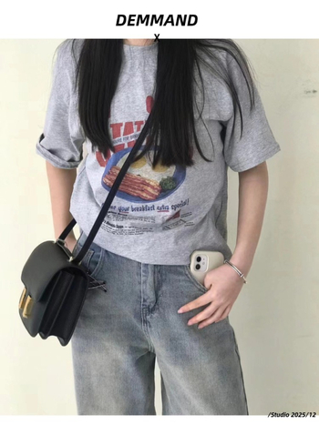 Krosbody soma no pirmās kārtas govja ādas, horizontāla kvadrāta forma, aizvērums ar bloķēšanu, iekšējā rāvējslēdzēja kabata