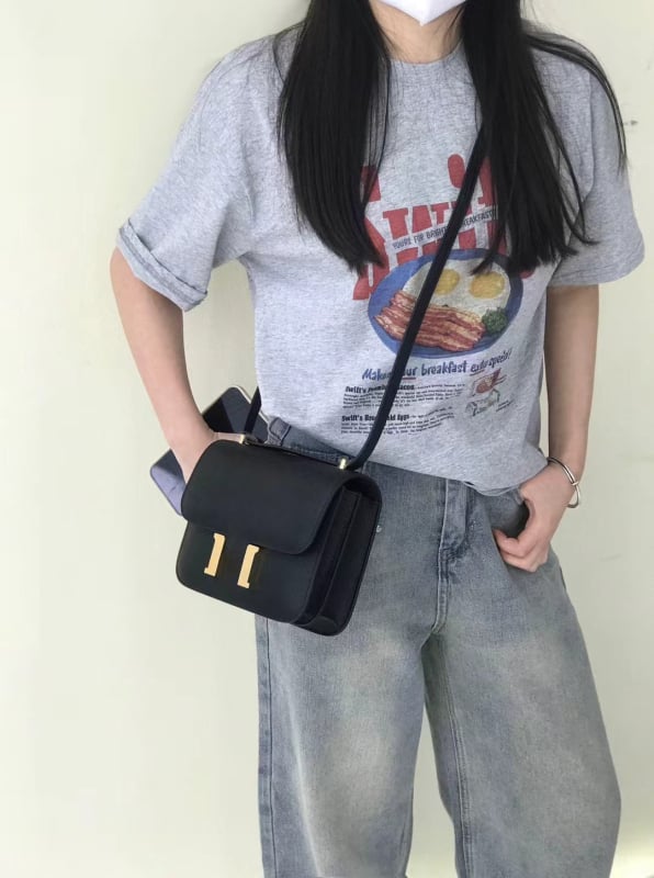 Krosbody soma no pirmās kārtas govja ādas, horizontāla kvadrāta forma, aizvērums ar bloķēšanu, iekšējā rāvējslēdzēja kabata