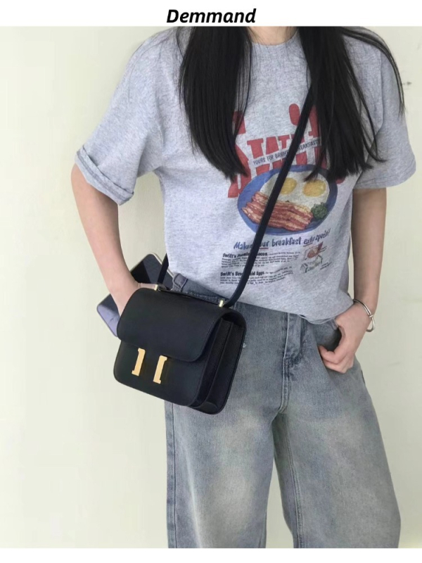 Krosbody soma no pirmās kārtas govja ādas, horizontāla kvadrāta forma, aizvērums ar bloķēšanu, iekšējā rāvējslēdzēja kabata