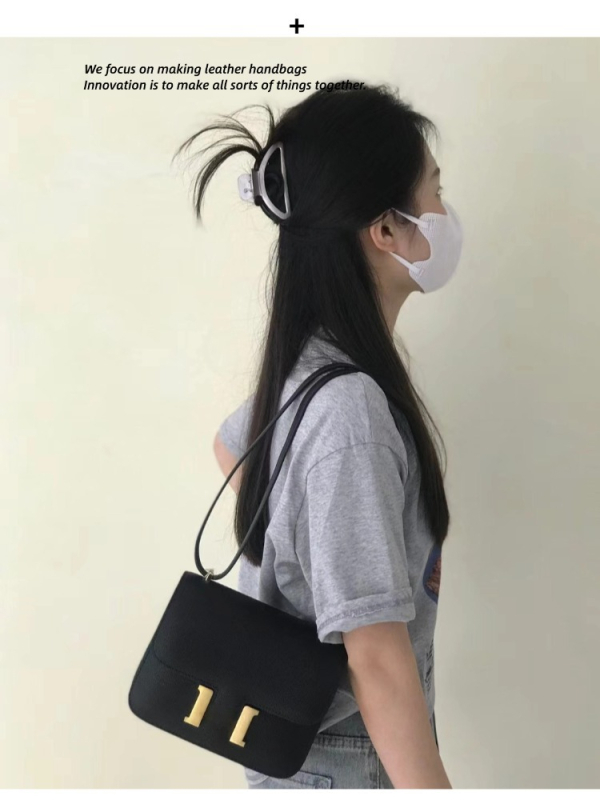 Krosbody soma no pirmās kārtas govja ādas, horizontāla kvadrāta forma, aizvērums ar bloķēšanu, iekšējā rāvējslēdzēja kabata