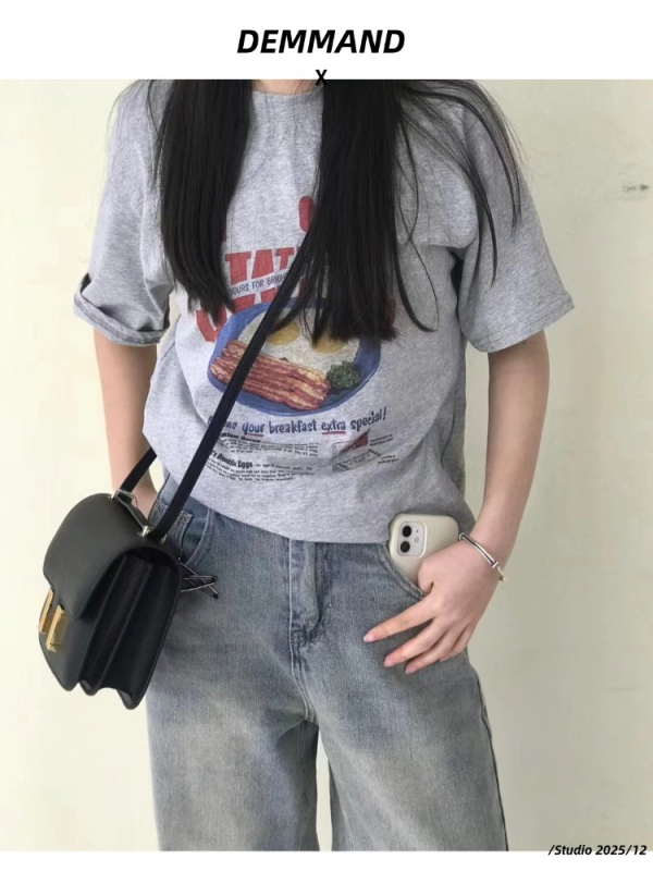 Krosbody soma no pirmās kārtas govja ādas, horizontāla kvadrāta forma, aizvērums ar bloķēšanu, iekšējā rāvējslēdzēja kabata