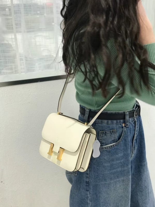 Krosbody soma no pirmās kārtas govja ādas, horizontāla kvadrāta forma, aizvērums ar bloķēšanu, iekšējā rāvējslēdzēja kabata