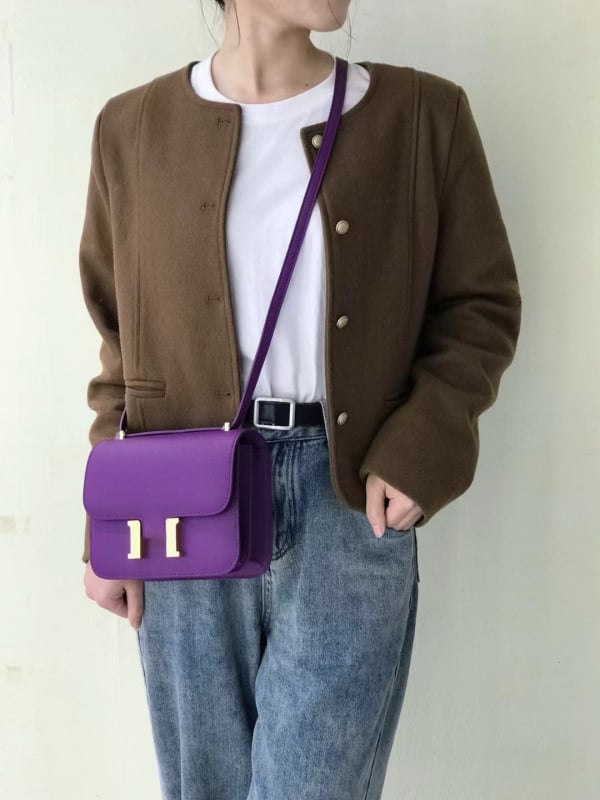 Krosbody soma no pirmās kārtas govja ādas, horizontāla kvadrāta forma, aizvērums ar bloķēšanu, iekšējā rāvējslēdzēja kabata