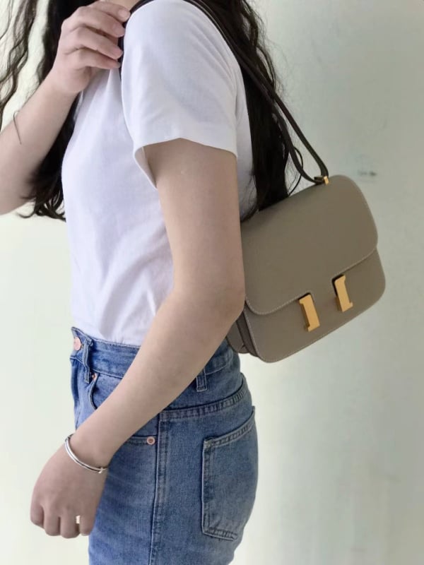 Krosbody soma no pirmās kārtas govja ādas, horizontāla kvadrāta forma, aizvērums ar bloķēšanu, iekšējā rāvējslēdzēja kabata