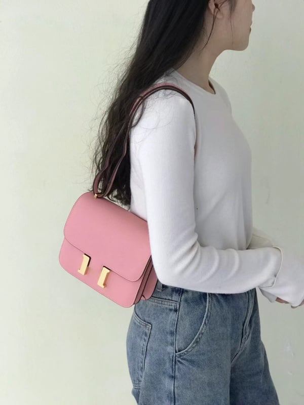 Krosbody soma no pirmās kārtas govja ādas, horizontāla kvadrāta forma, aizvērums ar bloķēšanu, iekšējā rāvējslēdzēja kabata