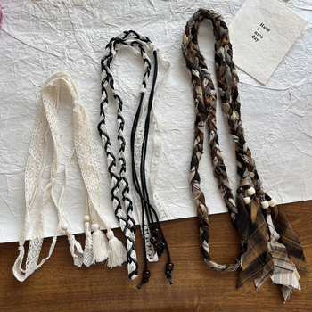 Bohemiska stila rokām adīta vidukļa ķēdīte ar pērlēm un kokvilnas auklu