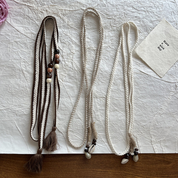 Bohemiska stila rokām adīta vidukļa ķēdīte ar pērlēm un kokvilnas auklu