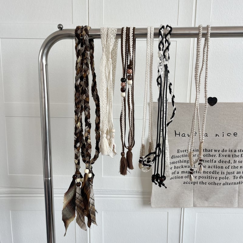 Bohemiska stila rokām adīta vidukļa ķēdīte ar pērlēm un kokvilnas auklu