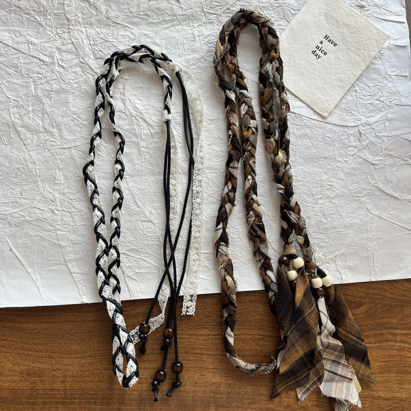 Bohemiska stila rokām adīta vidukļa ķēdīte ar pērlēm un kokvilnas auklu