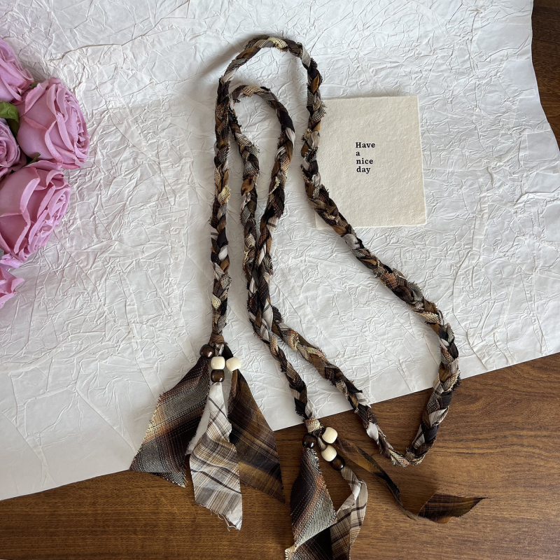 Bohemiska stila rokām adīta vidukļa ķēdīte ar pērlēm un kokvilnas auklu