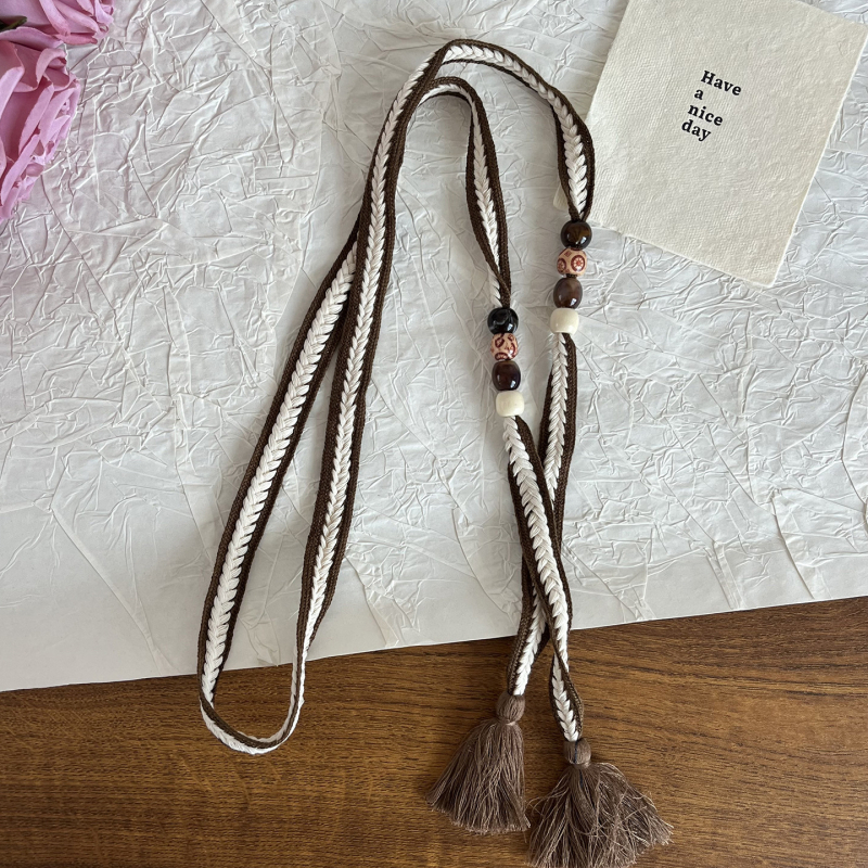 Bohemiska stila rokām adīta vidukļa ķēdīte ar pērlēm un kokvilnas auklu