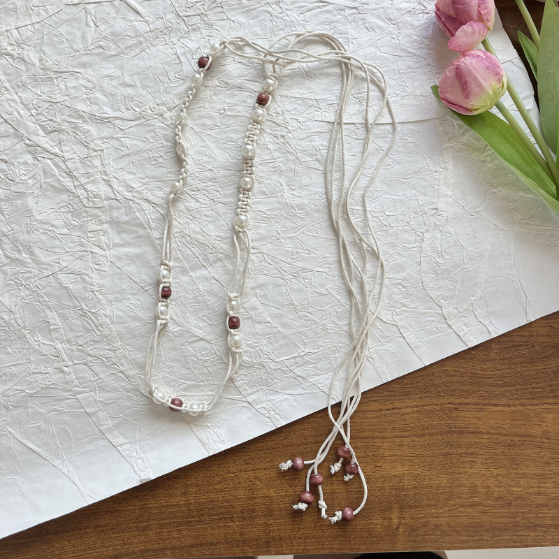 Bohemiska stila rokām adīta vidukļa ķēdīte ar pērlēm un kokvilnas auklu