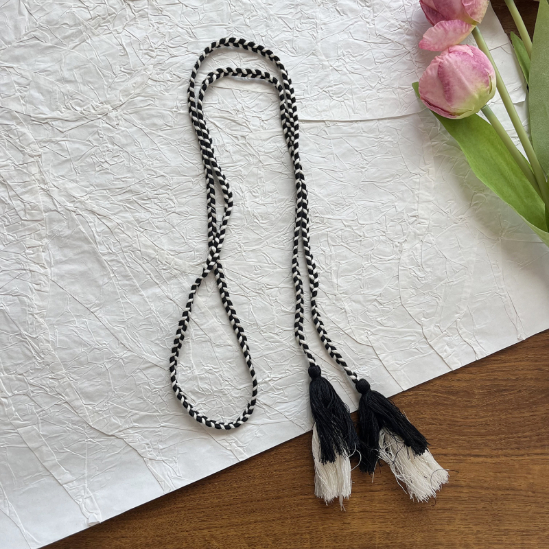 Bohemiska stila rokām adīta vidukļa ķēdīte ar pērlēm un kokvilnas auklu