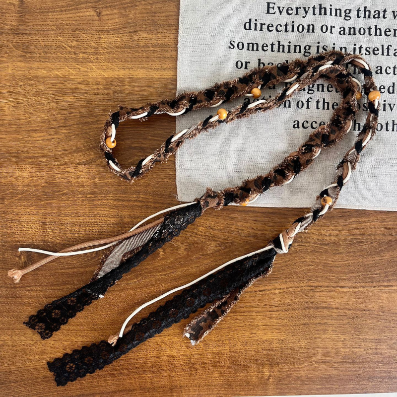 Bohemiska stila rokām adīta vidukļa ķēdīte ar pērlēm un kokvilnas auklu