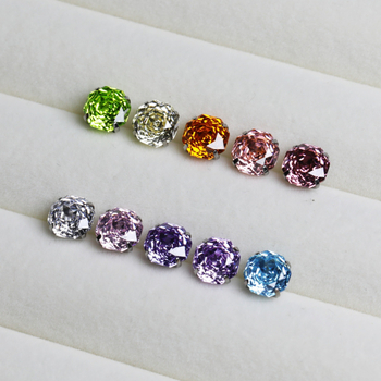 G23 titániumötvözetű geometriai formájú fülbevaló cirkón díszítéssel, titan fülpálcával