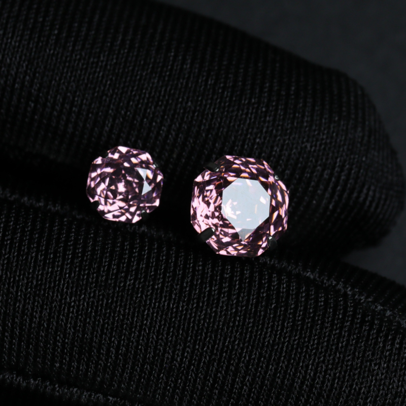 G23 titániumötvözetű geometriai formájú fülbevaló cirkón díszítéssel, titan fülpálcával