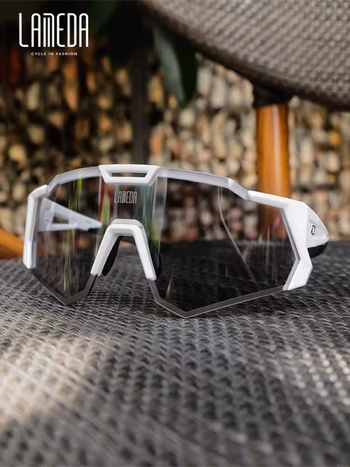 Velosipēdu brillēs ar maināmu krāsu lēcām, pret migšanu, maināmas lēcas, regulējami deguna spilventiņi, noņemami templji