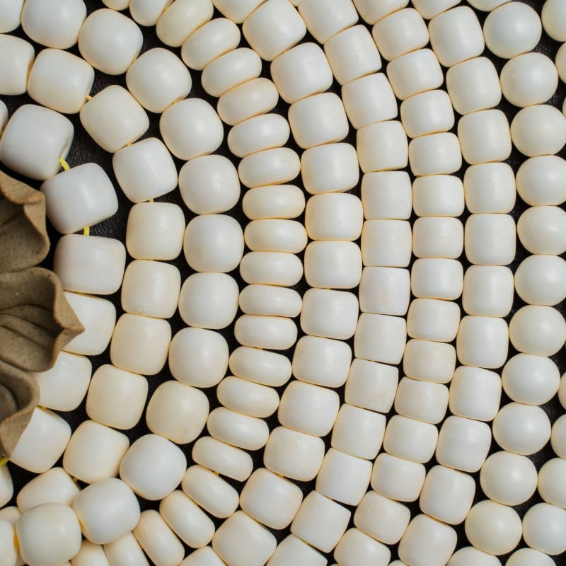 Tevecsont gyöngyökből készült karkötő, etnikus stílusú, uniszex, geometriai gravírozás, 108 gyöngy