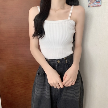 Sieviešu adīta topa ar siksniņām – slaids siluets, īss garums, vienkrāsains raksts, stingras plecu siksnas