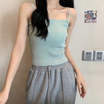 Sieviešu adīta topa ar siksniņām – slaids siluets, īss garums, vienkrāsains raksts, stingras plecu siksnas