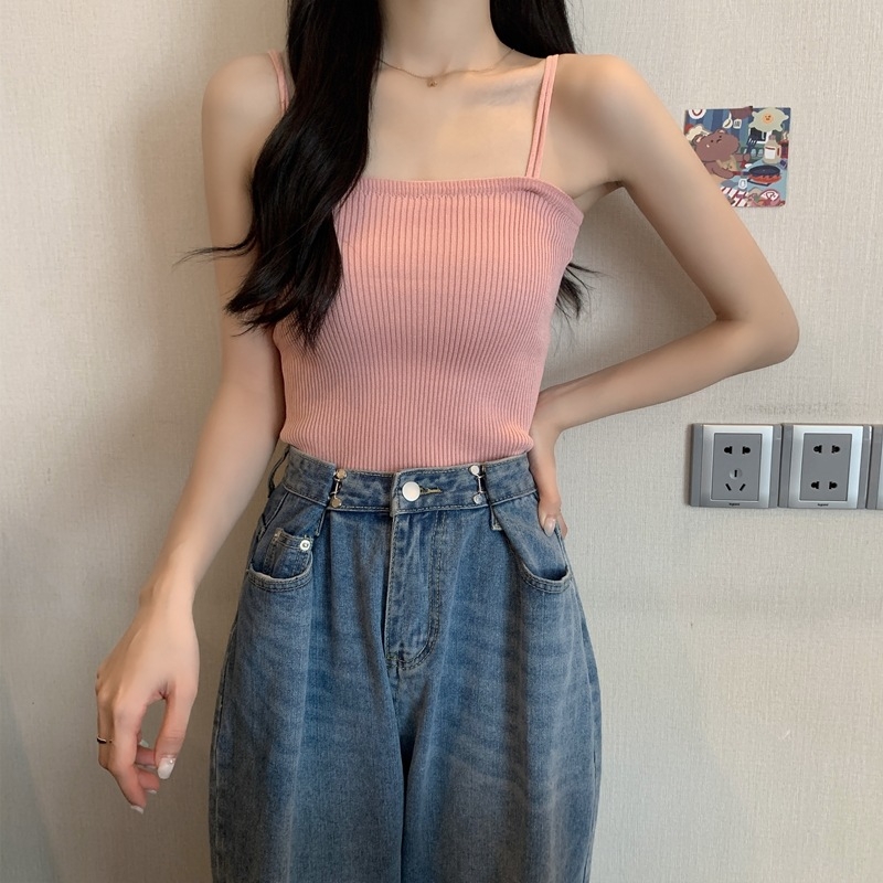 Sieviešu adīta topa ar siksniņām – slaids siluets, īss garums, vienkrāsains raksts, stingras plecu siksnas