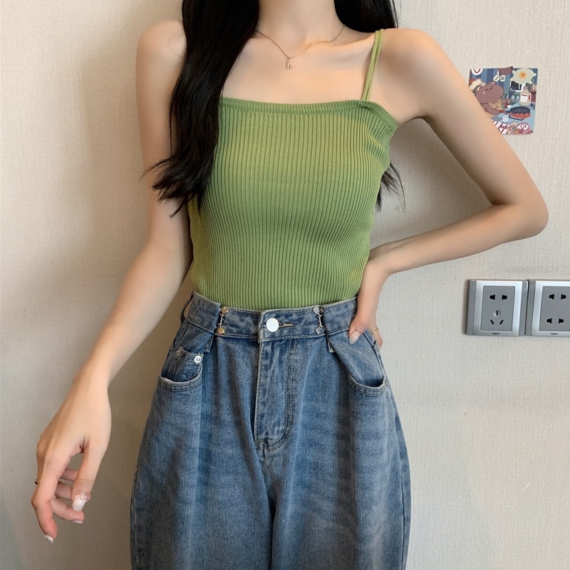 Sieviešu adīta topa ar siksniņām – slaids siluets, īss garums, vienkrāsains raksts, stingras plecu siksnas