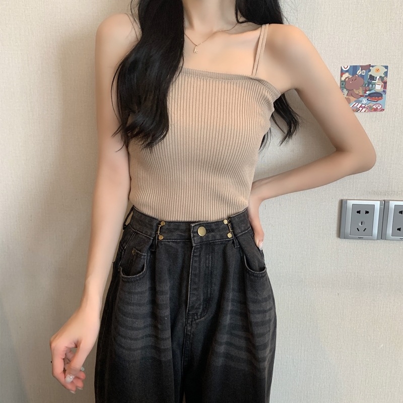 Sieviešu adīta topa ar siksniņām – slaids siluets, īss garums, vienkrāsains raksts, stingras plecu siksnas