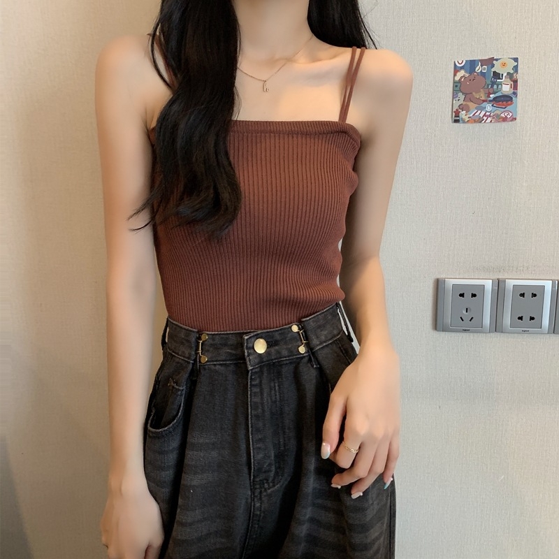 Sieviešu adīta topa ar siksniņām – slaids siluets, īss garums, vienkrāsains raksts, stingras plecu siksnas