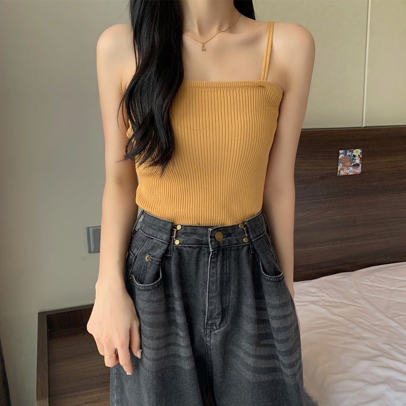 Sieviešu adīta topa ar siksniņām – slaids siluets, īss garums, vienkrāsains raksts, stingras plecu siksnas