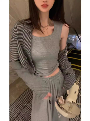 Sieviešu viskozes top bez piedurknēm ar iekšējiem krūšu spilveniem un fiksētiem kausiem, neizņemami pleci, piemērots iekšējai un ārējai valkāšanai, augsta elastība, pavasaris 2024