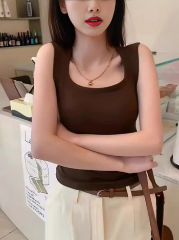 Sieviešu viskozes top bez piedurknēm ar iekšējiem krūšu spilveniem un fiksētiem kausiem, neizņemami pleci, piemērots iekšējai un ārējai valkāšanai, augsta elastība, pavasaris 2024