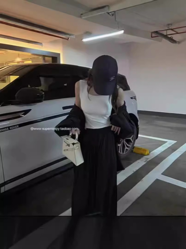 Sieviešu viskozes top bez piedurknēm ar iekšējiem krūšu spilveniem un fiksētiem kausiem, neizņemami pleci, piemērots iekšējai un ārējai valkāšanai, augsta elastība, pavasaris 2024