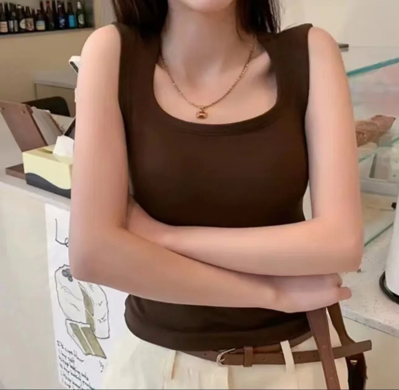 Sieviešu viskozes top bez piedurknēm ar iekšējiem krūšu spilveniem un fiksētiem kausiem, neizņemami pleci, piemērots iekšējai un ārējai valkāšanai, augsta elastība, pavasaris 2024