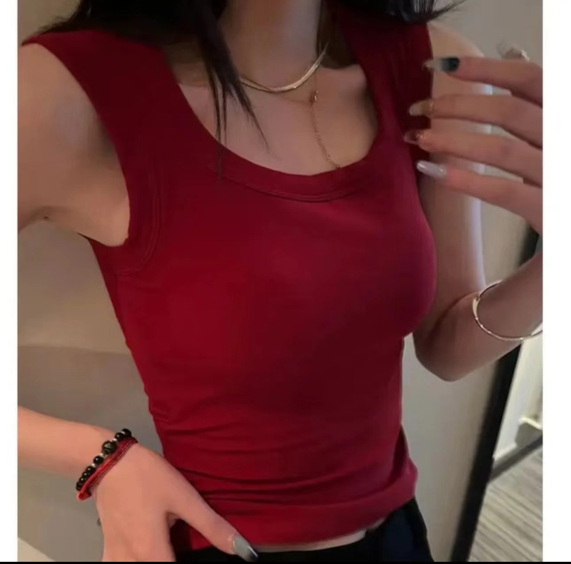 Sieviešu viskozes top bez piedurknēm ar iekšējiem krūšu spilveniem un fiksētiem kausiem, neizņemami pleci, piemērots iekšējai un ārējai valkāšanai, augsta elastība, pavasaris 2024