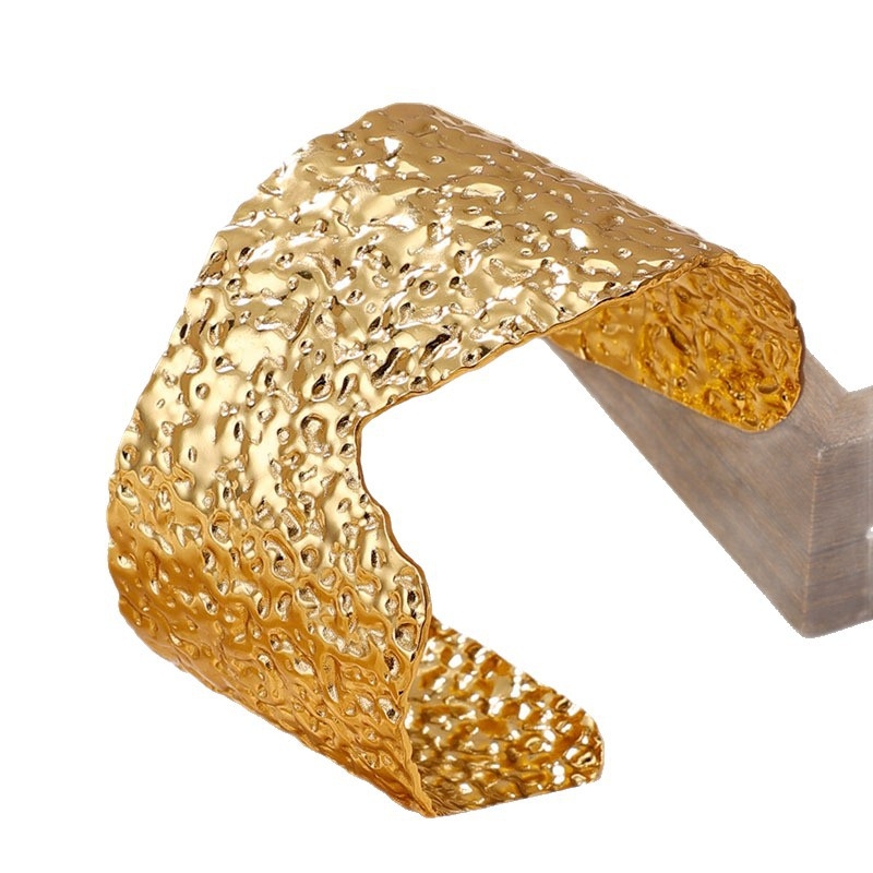 Atvērta regulējama rokassprādze no titāna tērauda, hidrauliski presēta virsma, svars 26 g, personīgs stils, rokassprādze kā aksesuārs