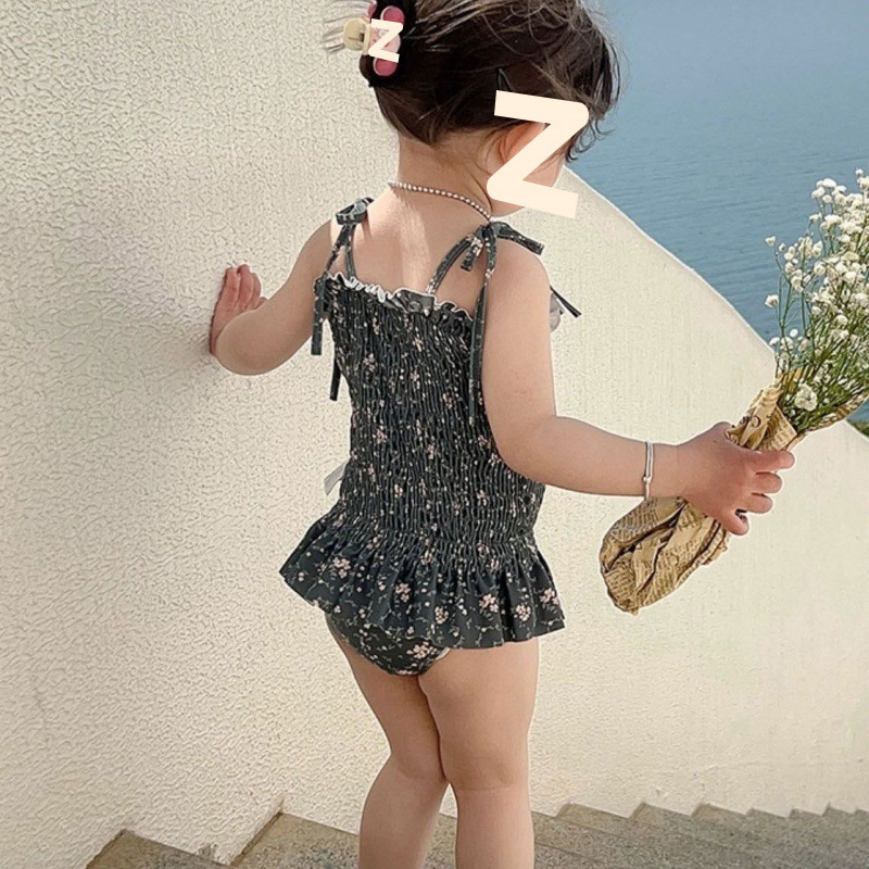 Mergaitėms: atviros nugaros viengabalis maudymosi kostiumėlis, karikatūrų raštas, amžius 0-8 metų, audinys: nailonas su elastanu