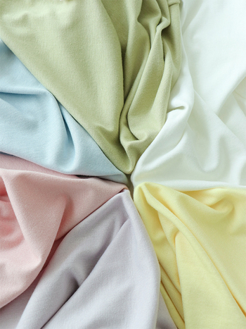 Bērnu T-krekls no modalā materiāla ar mežģīni pie augšējā apkakles, garas piedurknes, mitruma vadīšana, 3–8 gadiem.