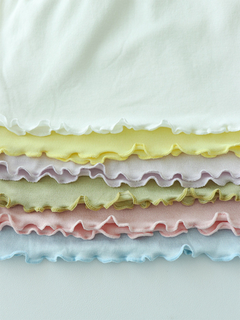 Bērnu T-krekls no modalā materiāla ar mežģīni pie augšējā apkakles, garas piedurknes, mitruma vadīšana, 3–8 gadiem.