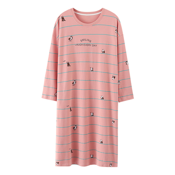 Rochie de noapte din bumbac, cu mâneci lungi și guler rotund, lungime midi; țesătură de greutate moderată, potrivită pentru primăvară și toamnă.