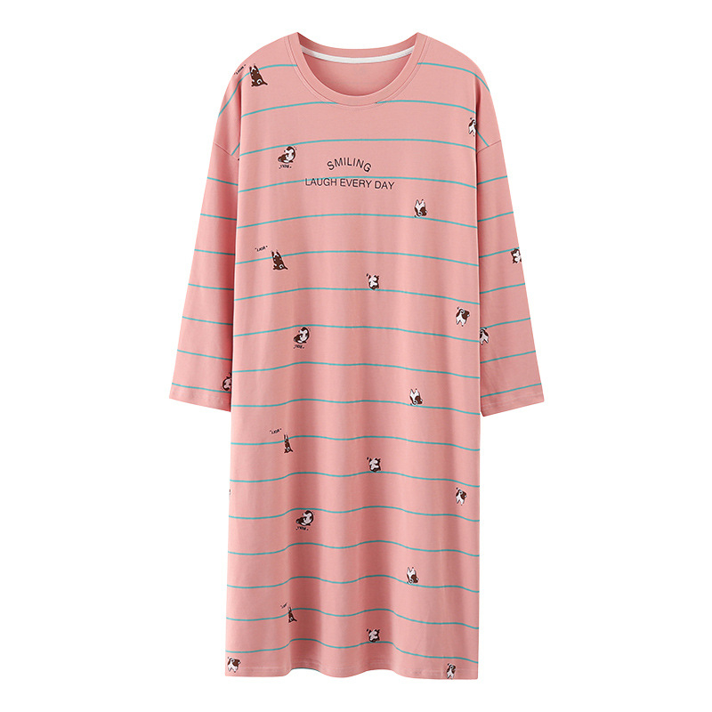 Rochie de noapte din bumbac, cu mâneci lungi și guler rotund, lungime midi; țesătură de greutate moderată, potrivită pentru primăvară și toamnă.