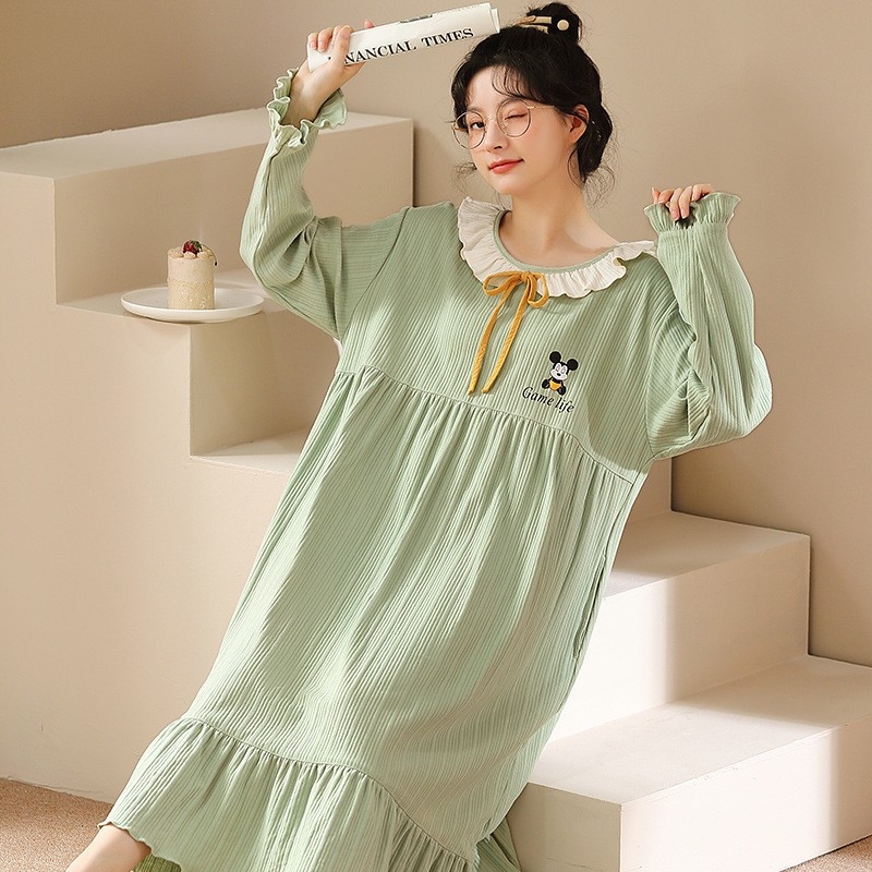 Rochie de noapte din bumbac, cu mâneci lungi și guler rotund, lungime midi; țesătură de greutate moderată, potrivită pentru primăvară și toamnă.