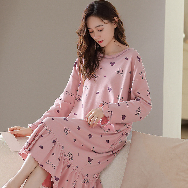 Rochie de noapte din bumbac, cu mâneci lungi și guler rotund, lungime midi; țesătură de greutate moderată, potrivită pentru primăvară și toamnă.