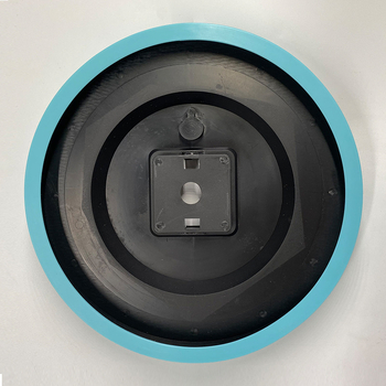 Plastikinis sieninis laikrodžio korpusas su galiniu dangteliu ir galine plokste – modernus, paprastas stilius, pilnas komponentų komplektas