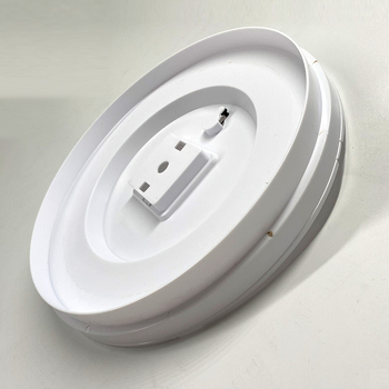 Plastikinis sieninis laikrodžio korpusas su galiniu dangteliu ir galine plokste – modernus, paprastas stilius, pilnas komponentų komplektas