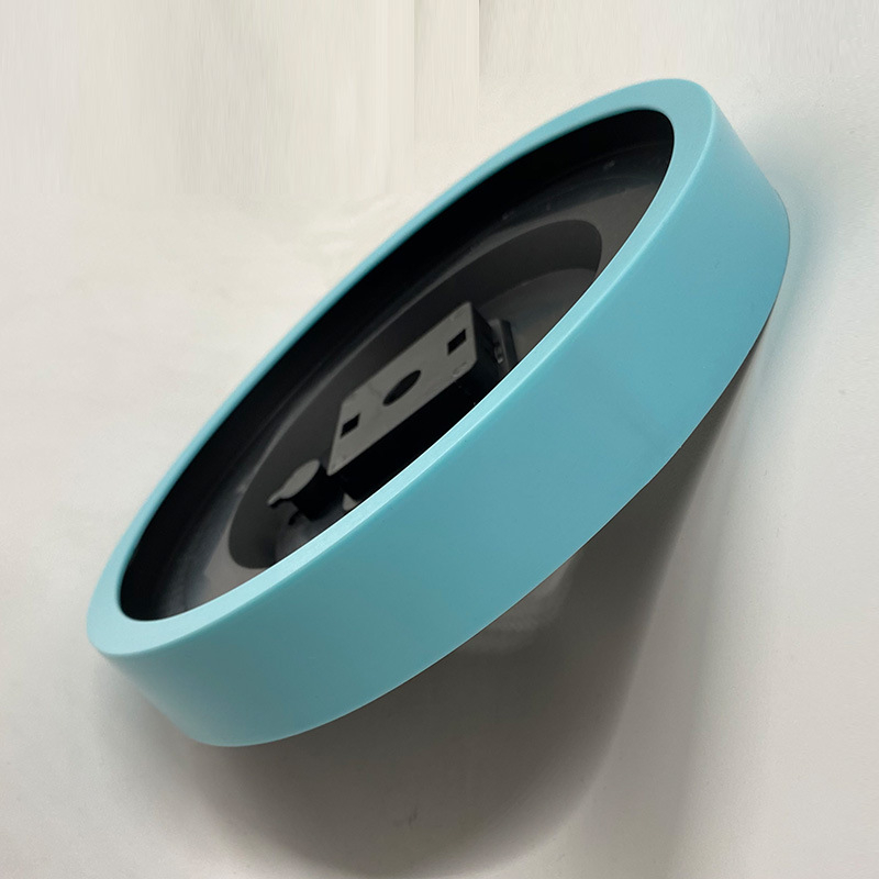 Plastikinis sieninis laikrodžio korpusas su galiniu dangteliu ir galine plokste – modernus, paprastas stilius, pilnas komponentų komplektas