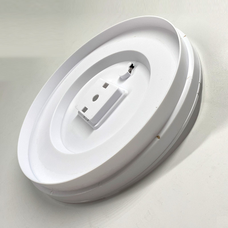 Plastikinis sieninis laikrodžio korpusas su galiniu dangteliu ir galine plokste – modernus, paprastas stilius, pilnas komponentų komplektas